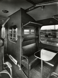 806048 Interieur van een diesel-electrisch treinstel DE 5 (serie 51-68) van de N.S.: restauratieafdeling in het ...